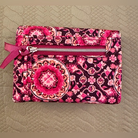 Vera Bradley Riley Compact Wallet Raspberry Medallion Performance Twill NWOT’s - Picture 3 of 11